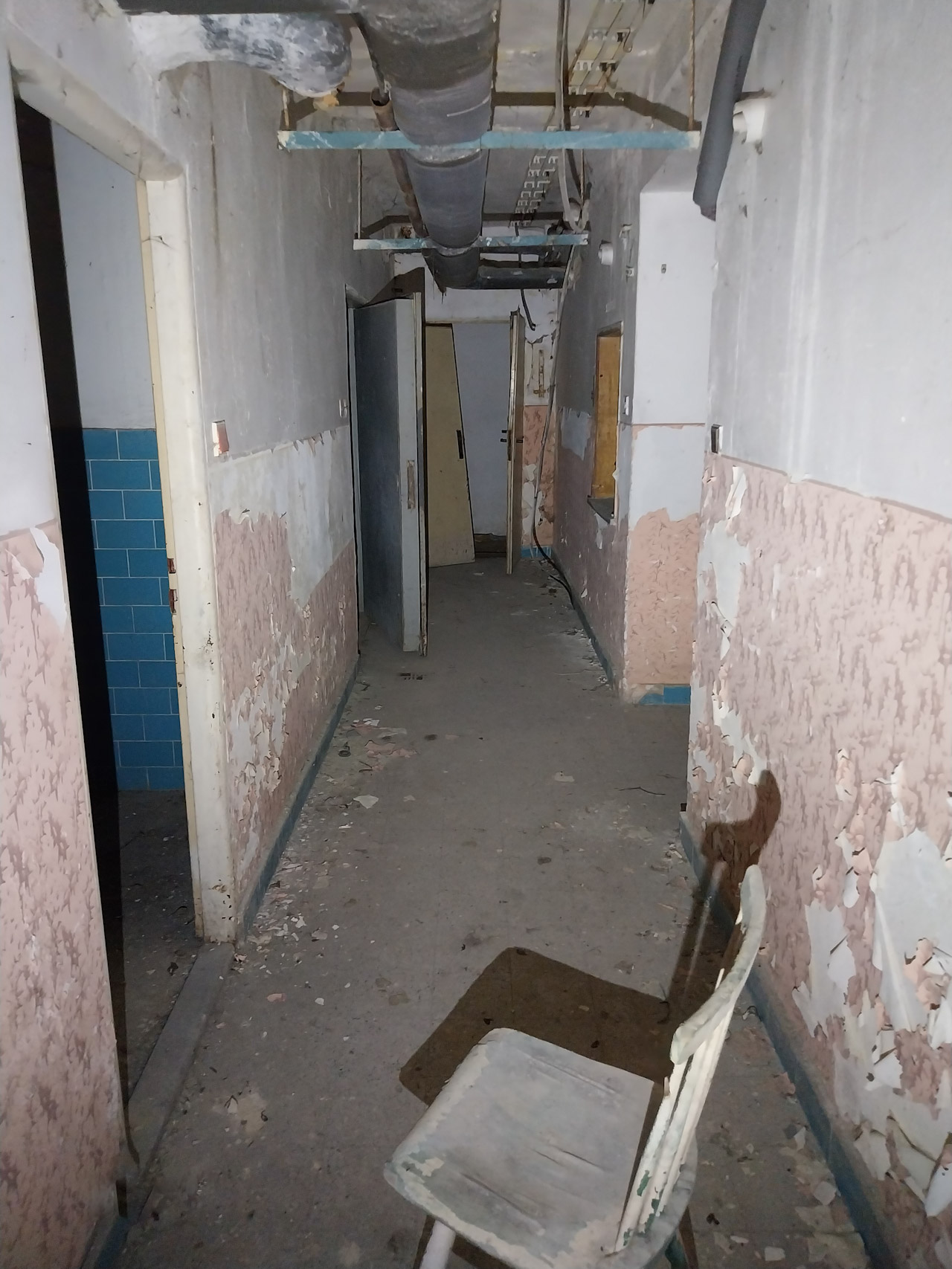 Chodba v technickém patře ubytovacího traktu.