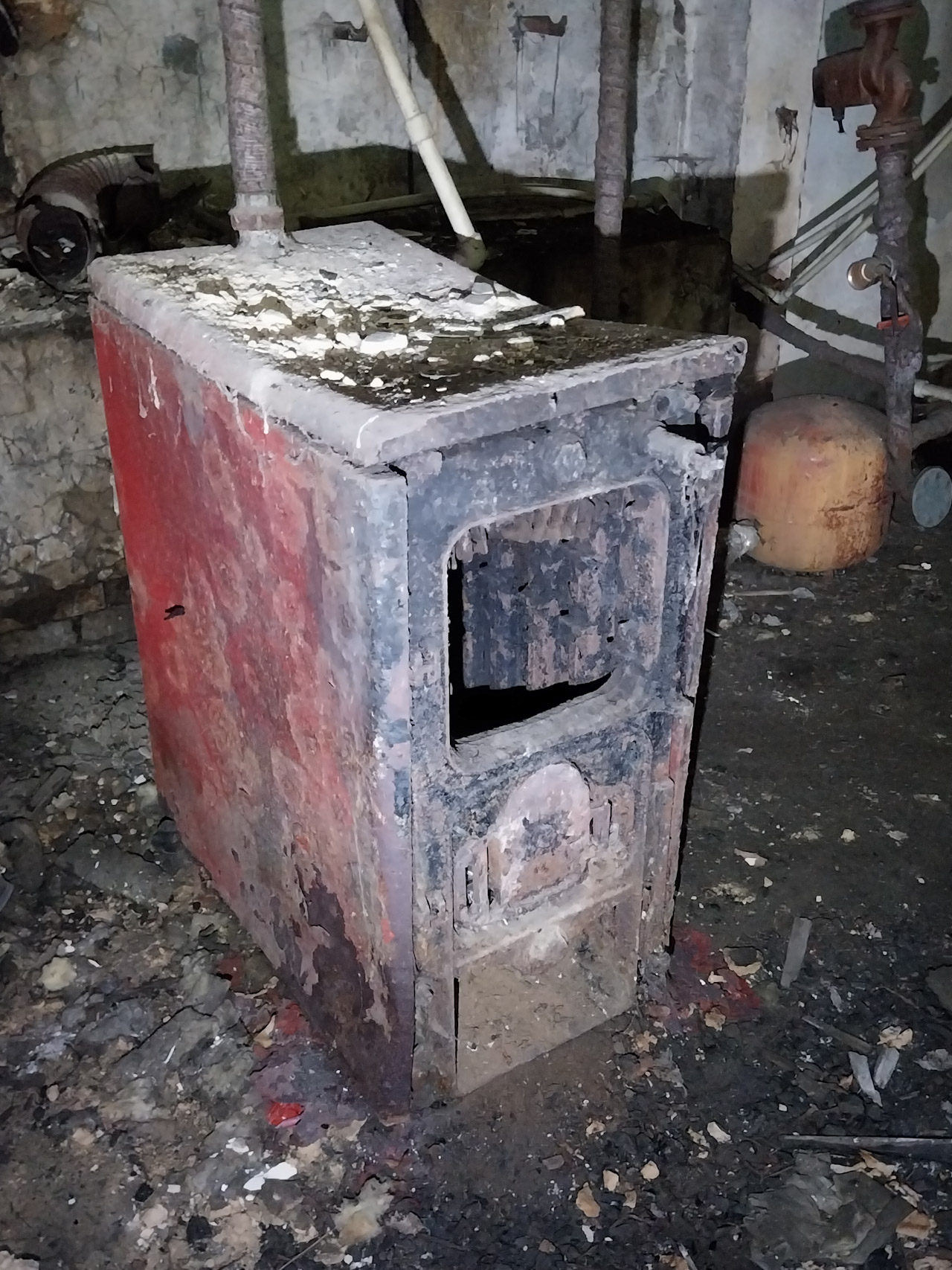 Kotel na pomezí kamen Petra a elektrárenské pece.