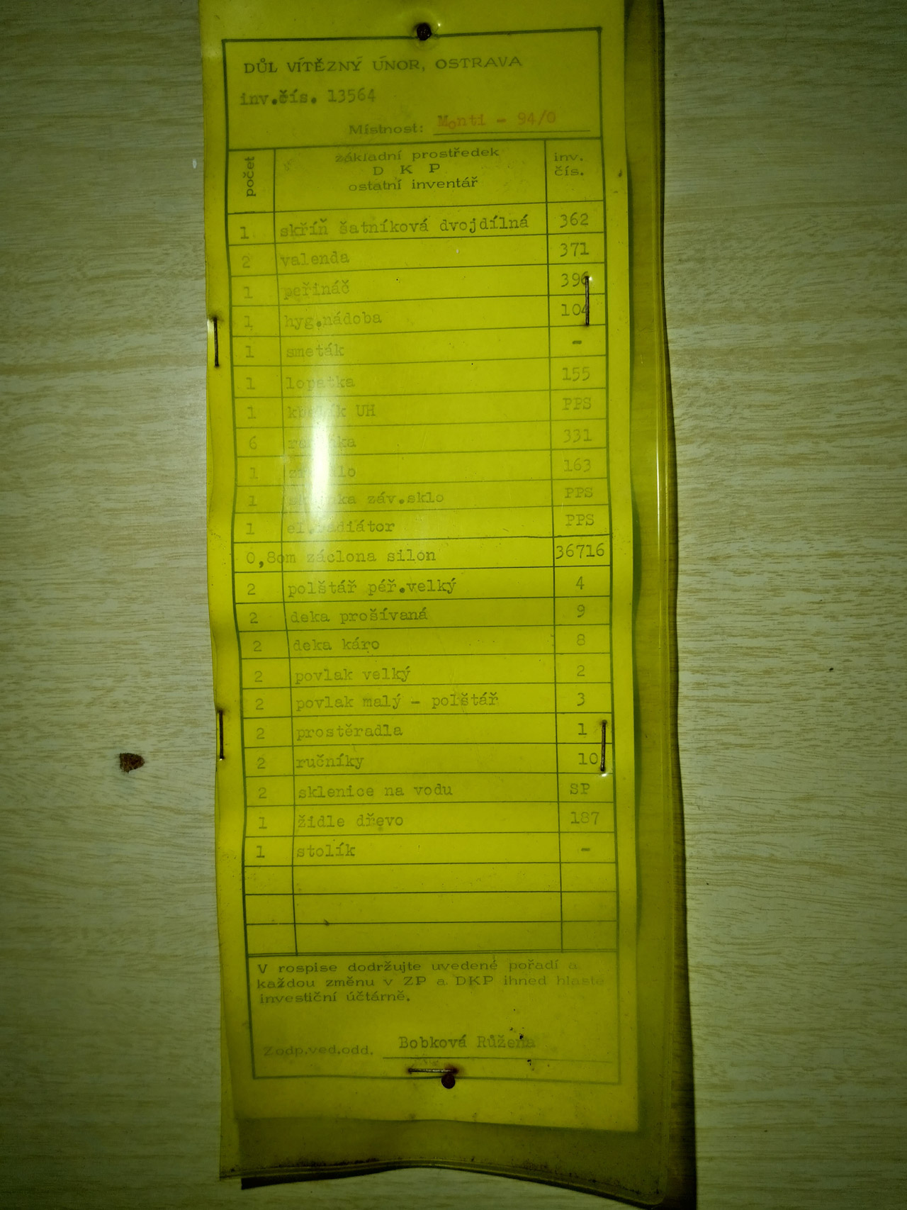 Seznam vybavení každé chatky. Muselo se tu bydlet pěkně.