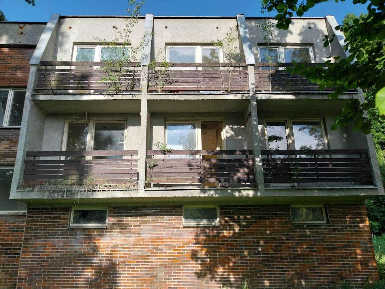 Balkony jsou postupně zarůstány vegetací a ničeny živly všeho druhu.