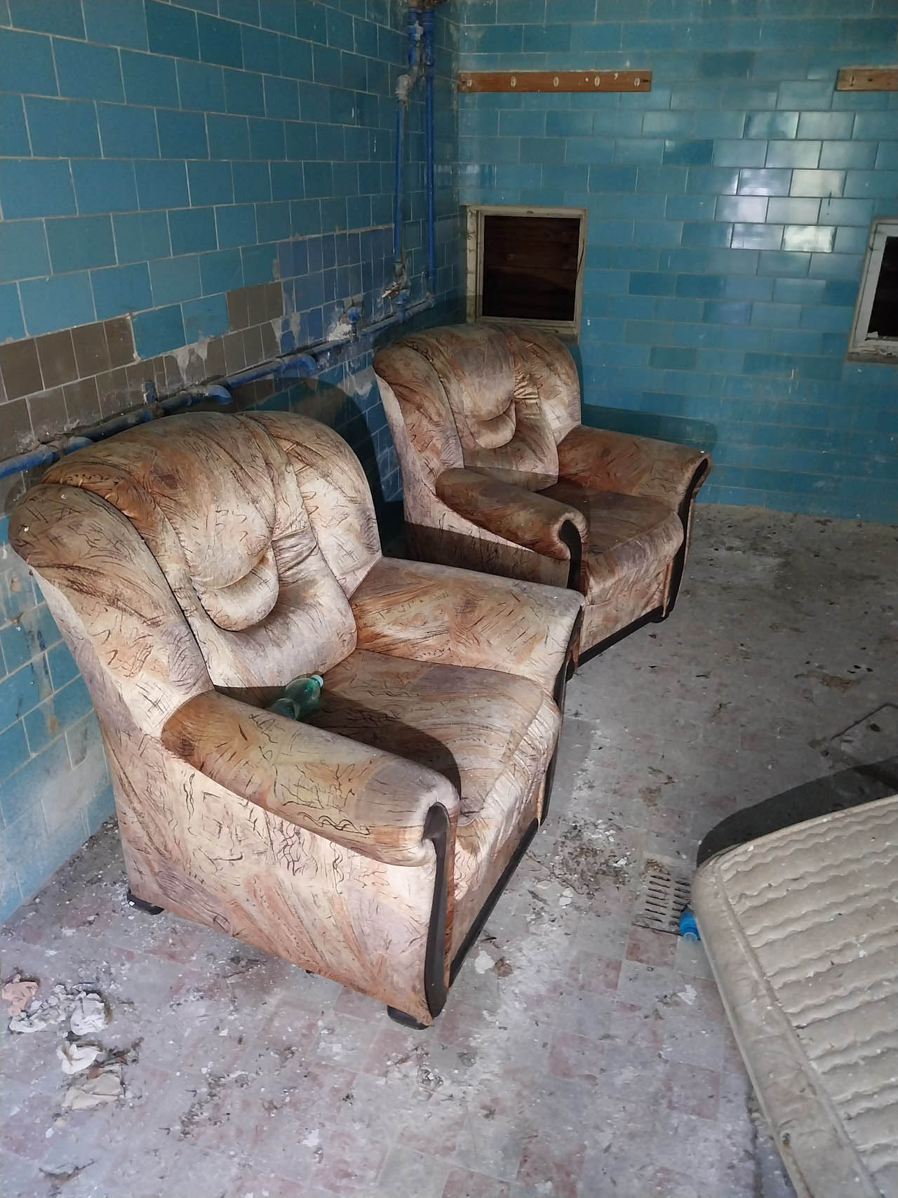 Další dvě křesla v jedné z místností. Je smutný pohled, vidět je takhle ukryté před světem a lidmi.