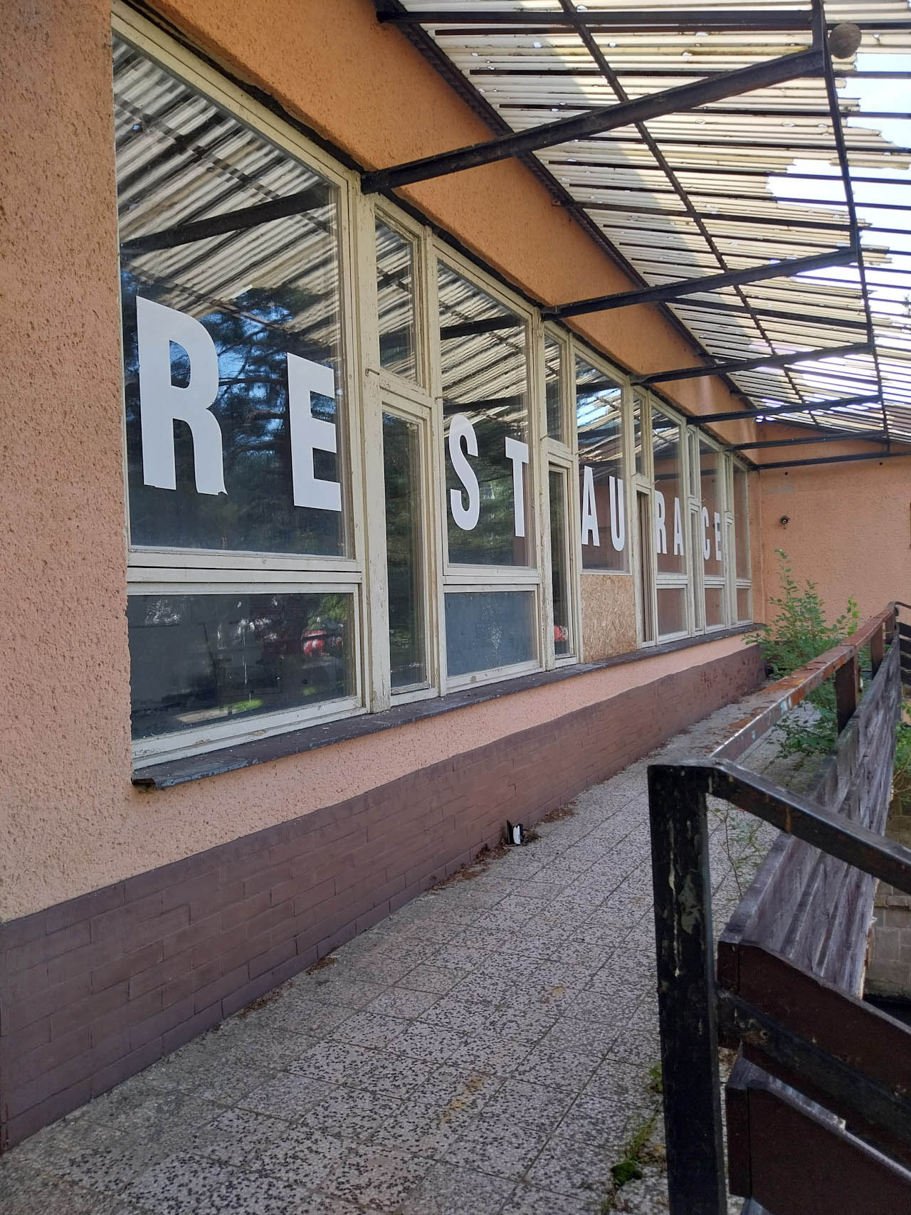Dominantní nápis RESTAURACE v přední části hlavní budovy.
