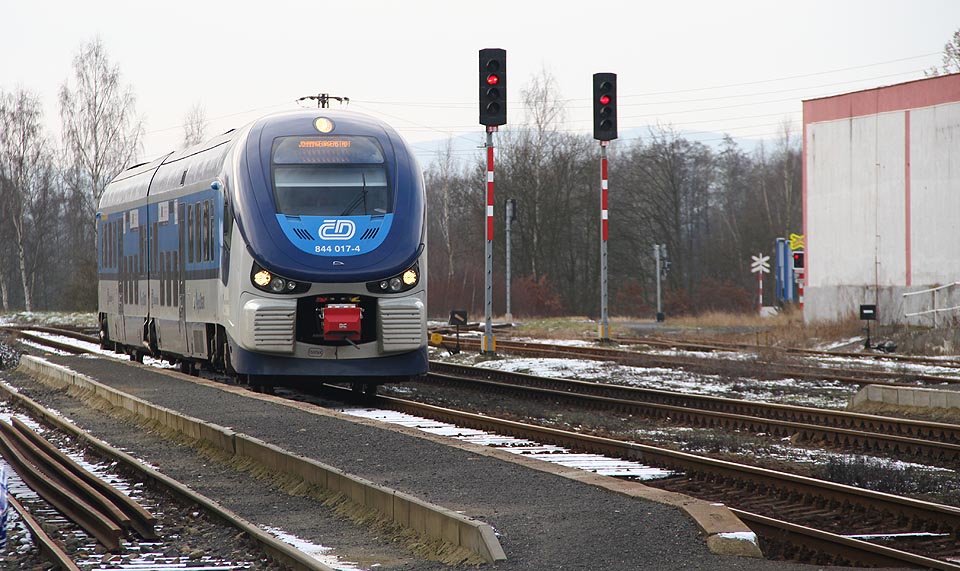 RegioShark přijíždí do stanice Nová Role.