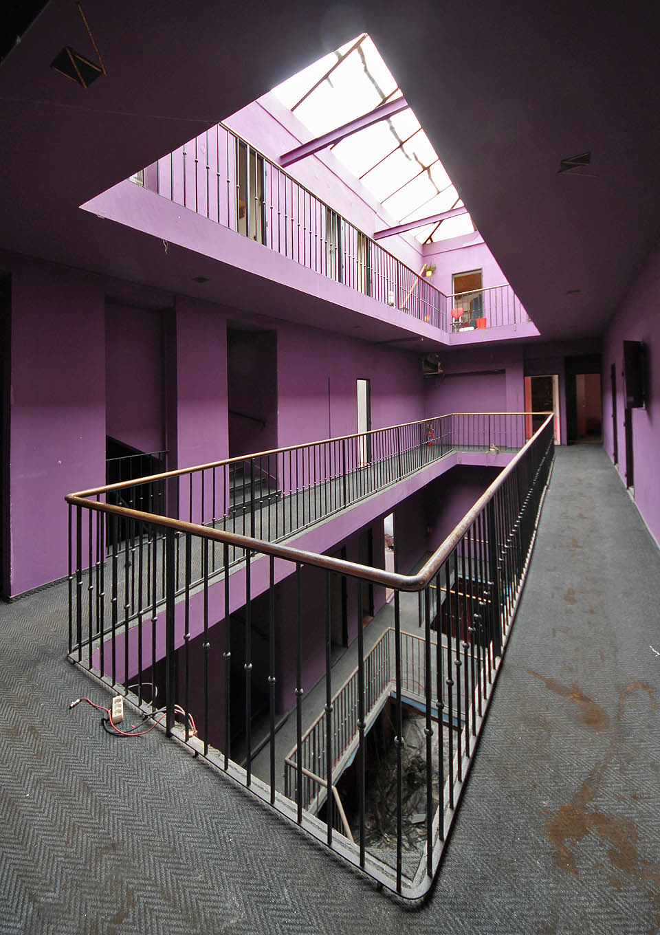 Ve vzduchu tu visí nevyřčená otázka: co říkali na nový účel svého domu jeho někdejší obyvatelé z dob Sametové revoluce?