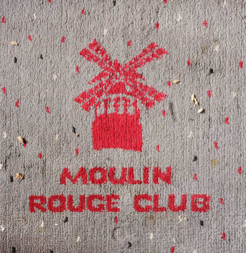 Značkový koberec ve stylu 90. let 20. století zmizí v průběhu demolice do nenávratna.