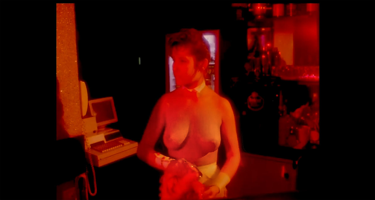 Na záběrech z roku 1994 zaujme kromě nenucené atmosféry (natáčeli filmaři v běžném provozu podniku?) také ukázková historická technika.