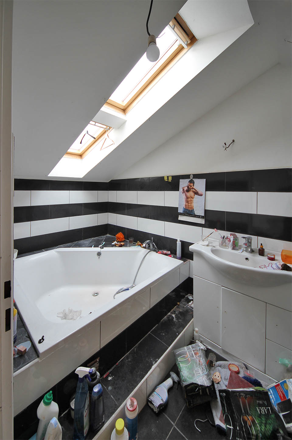 Poslední úpravou bylo v polovině 10. let vybudování střešních pokojů pro tanečnice, společnice a prostituky ubytované přímo v Moulin Rouge.