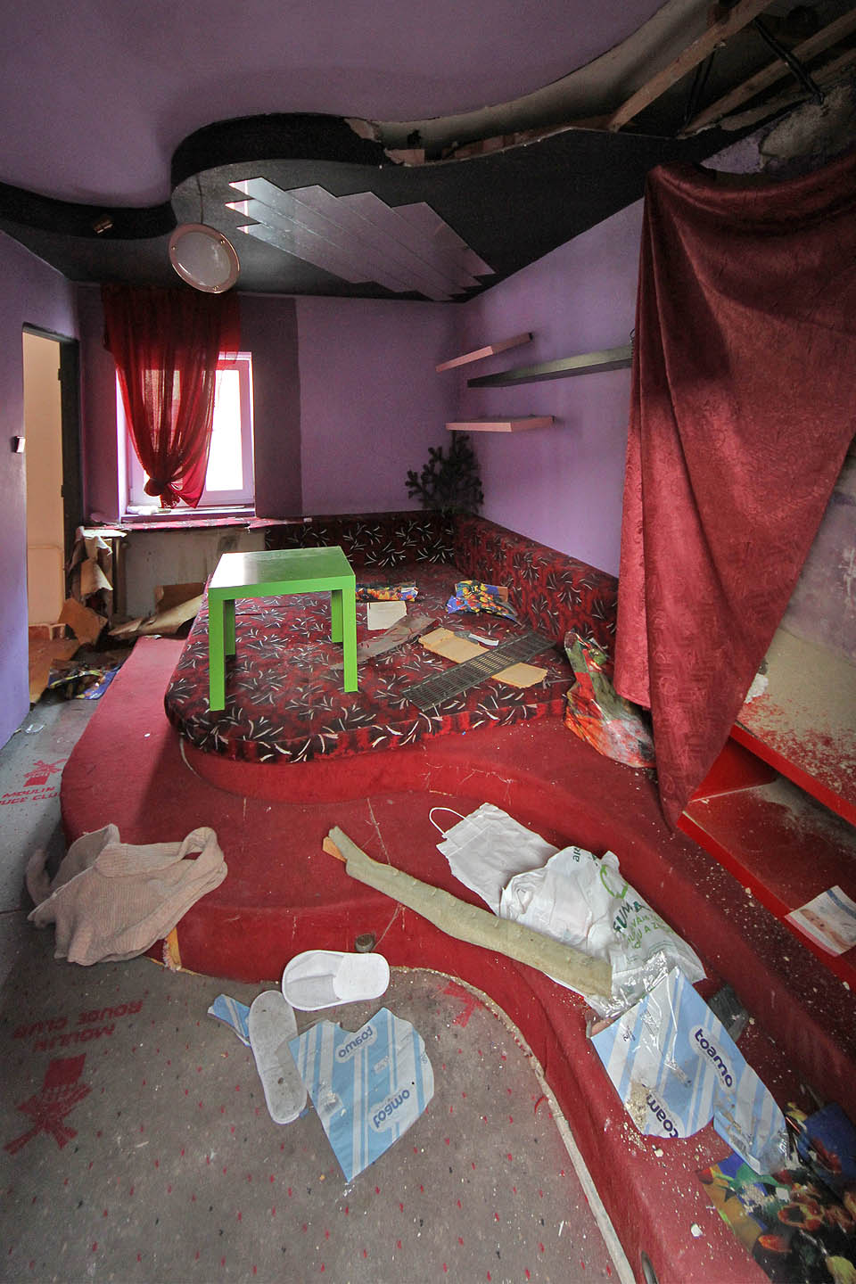 Místo postelí se v pokojích dovádělo na jakýchsi vyvýšených pódiích. Nesměla chybět samozřejmě zrcadla na stropě.