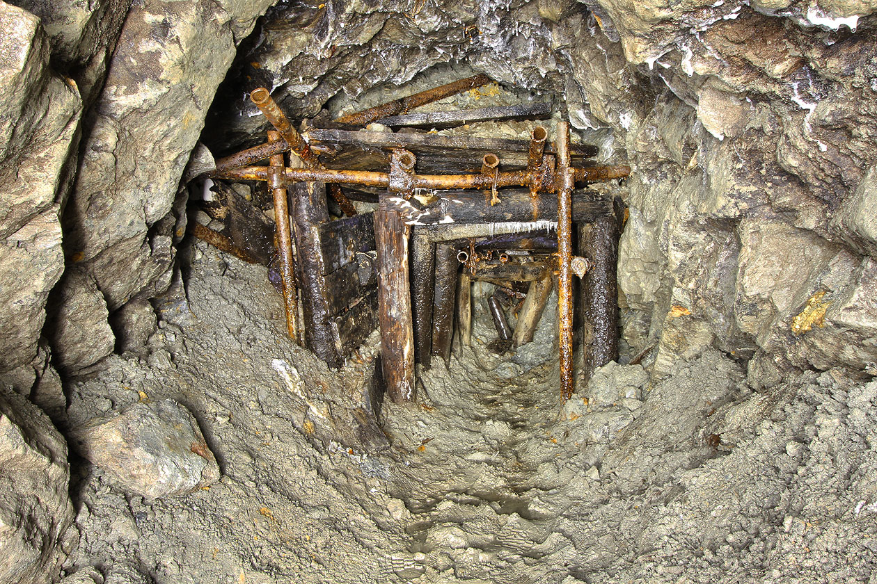 Štola dřív zřejmě pokračovala dál v přímém směru, nicméně i přes úpornou snahu o zapažení překopu se nakonec stěny a strop zhroutily a zasypaly možné pokračování štoly.