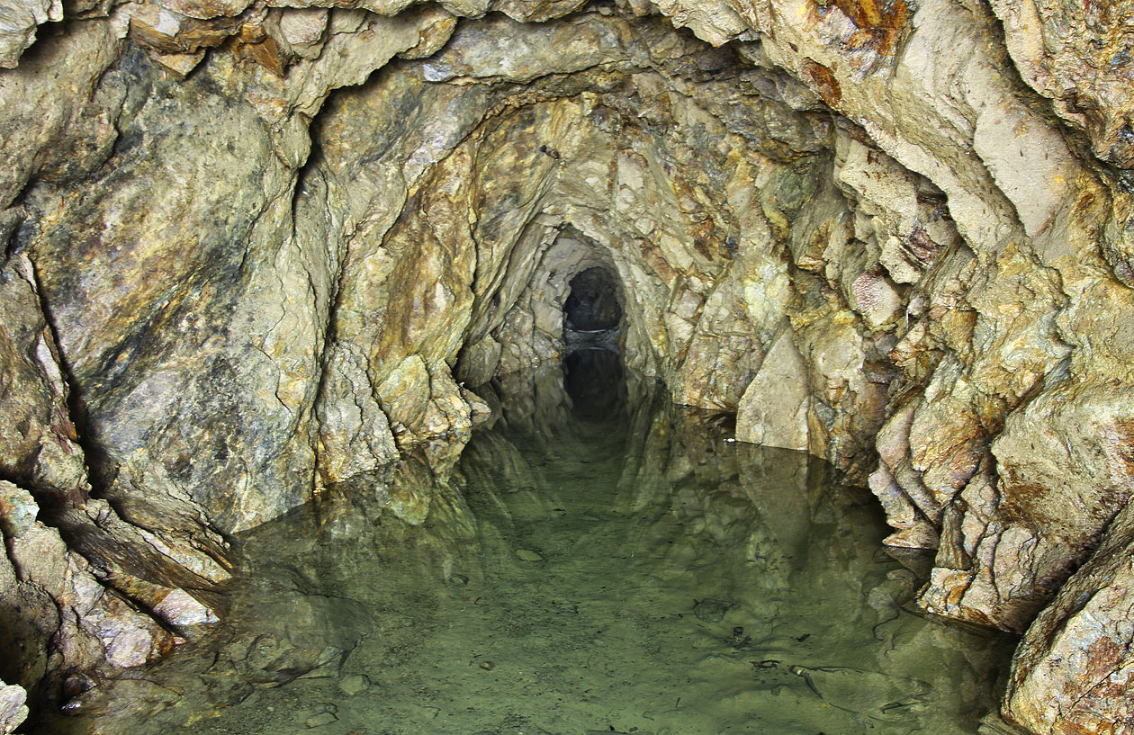 Za závalem se nahromadilo jezero namodralé vody, které se táhne v délce několika desítek metrů do hloubi štoly.