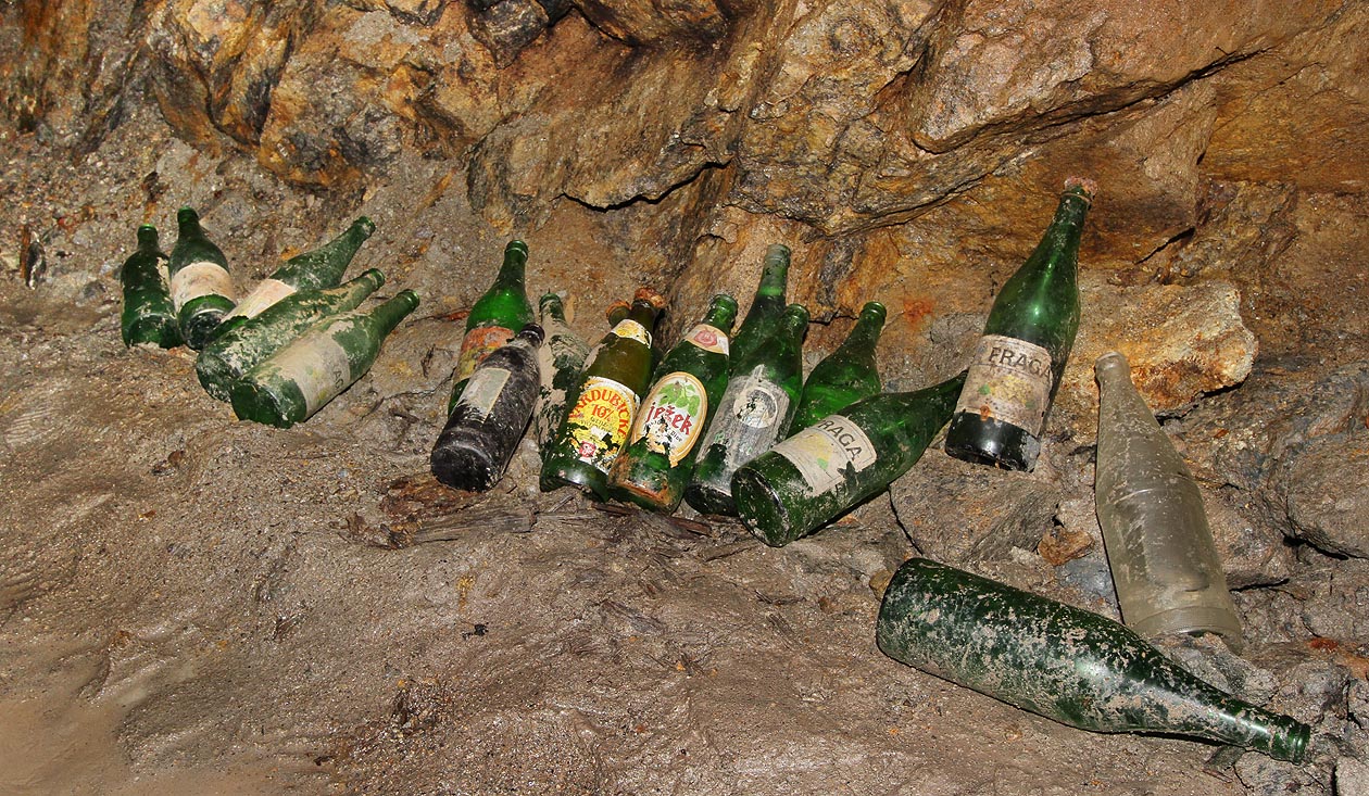 Ve štole je stálá teplota, vlhkost, tma a nehybný vzduch. Velice pomalu tu probíhají dokonce i rozkladné procesy - etikety na lahvích z 80. let 20. století se tak možná dožijí i 50 let v čitelném stavu.