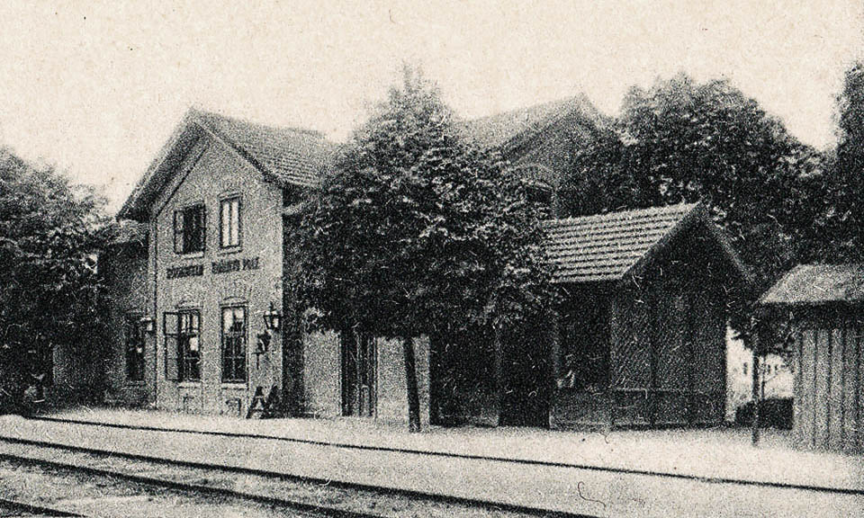 Původní podoba nádraží Královo Pole z roku 1870 byla velice skromná. Fakt, že stavitelé ze spolku GHEK vybudovali stanici o 15 let dříve než samotnou dráhu na správném místě, nám připomíná romantickou zápletku z filmu Tenkrát na Západě.