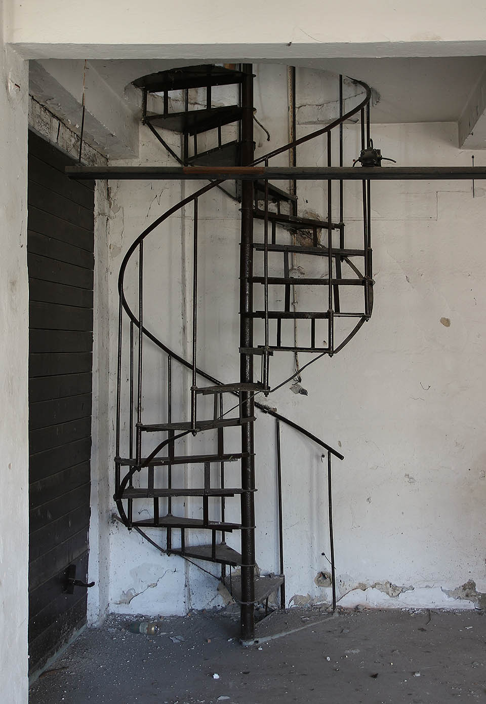 Nejkrásnějším pozůstatkem po provozu továrny je točité (v pořadí celkem třetí) schodiště propojující výrobní haly v patře se skladovacími prostory v přízemí.