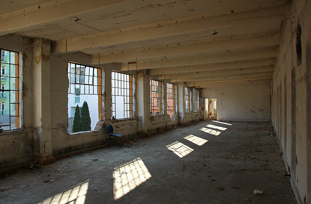 Tovární dojem areálu znásobují zejména k východu obrácená tabulková okna, jimiž proudilo na práci válečných invalidů potřebné světlo.