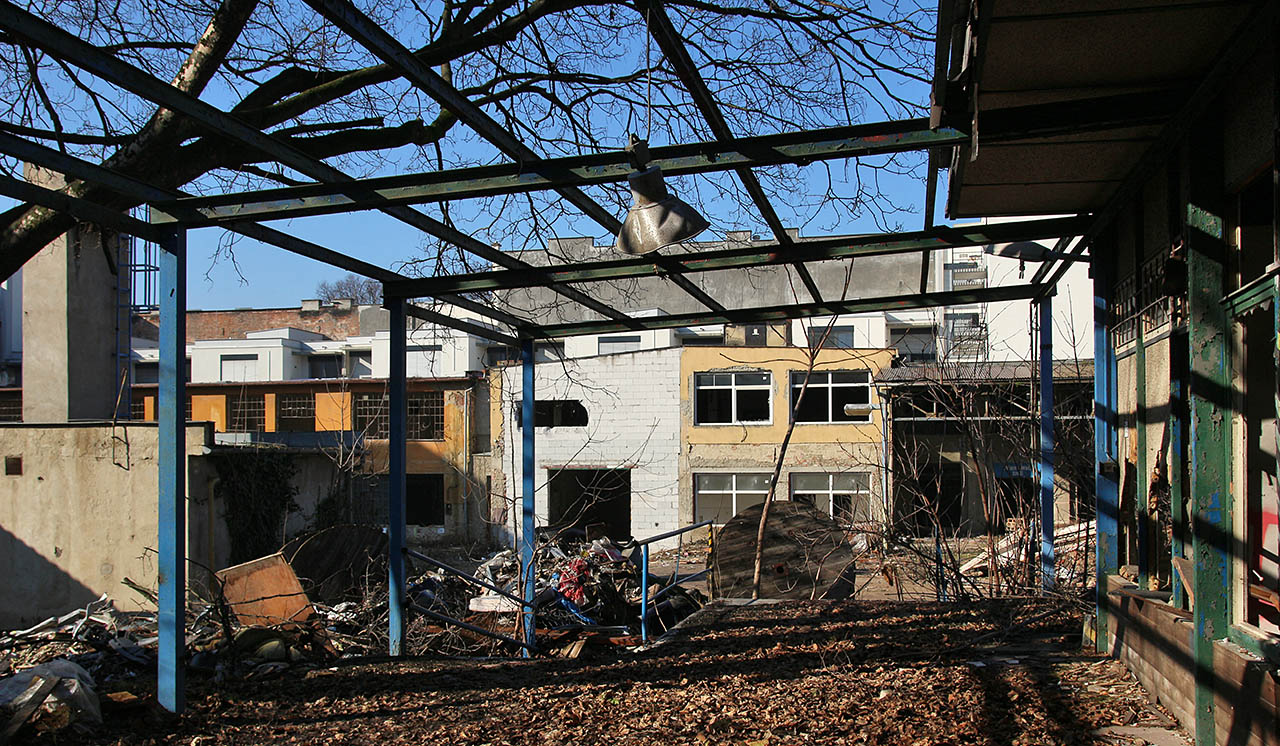 Samotná fabrika se dožila 106 let od založení a je docela možné, že některé její budovy jsou ještě starší. Ale taky mladší, jako je rampa skladu na snímku, který byl k továrně přistavěn až za socializmu.