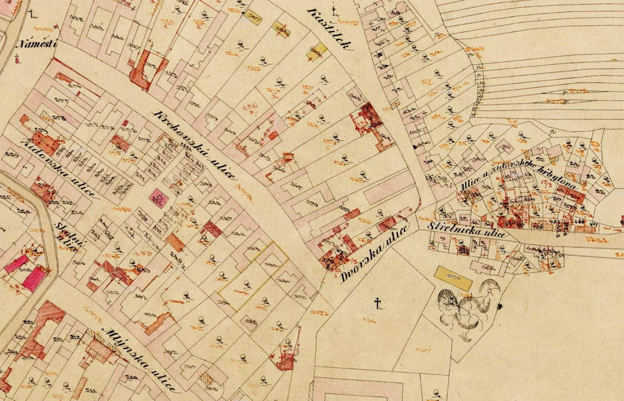 Na katastrální mapě z roku 1879 je v tehdejší Dvorské ulici vidět jen několik menších domků. Je proto oprávněné předpokládat, že budova nové tkalcovny byla vystavěna nejdříve v 80. letech 19. století. Je ovšem také možné, že současná budova odpovídá až přestavbě pod vedením Hermanna Langa, což by znamenalo, že pochází až z počátku 20. století.