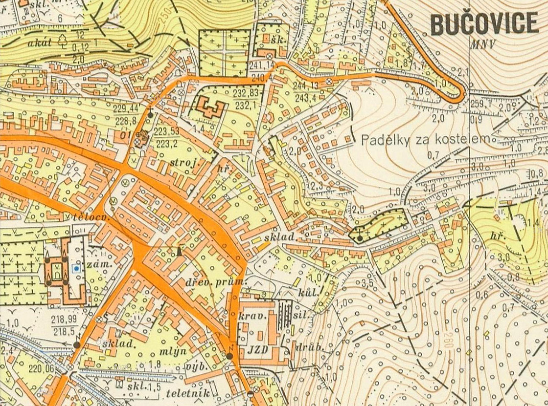 Na přelomu 50. a 60. let 20. století je budova již ve vojenských mapách označena jako sklad.