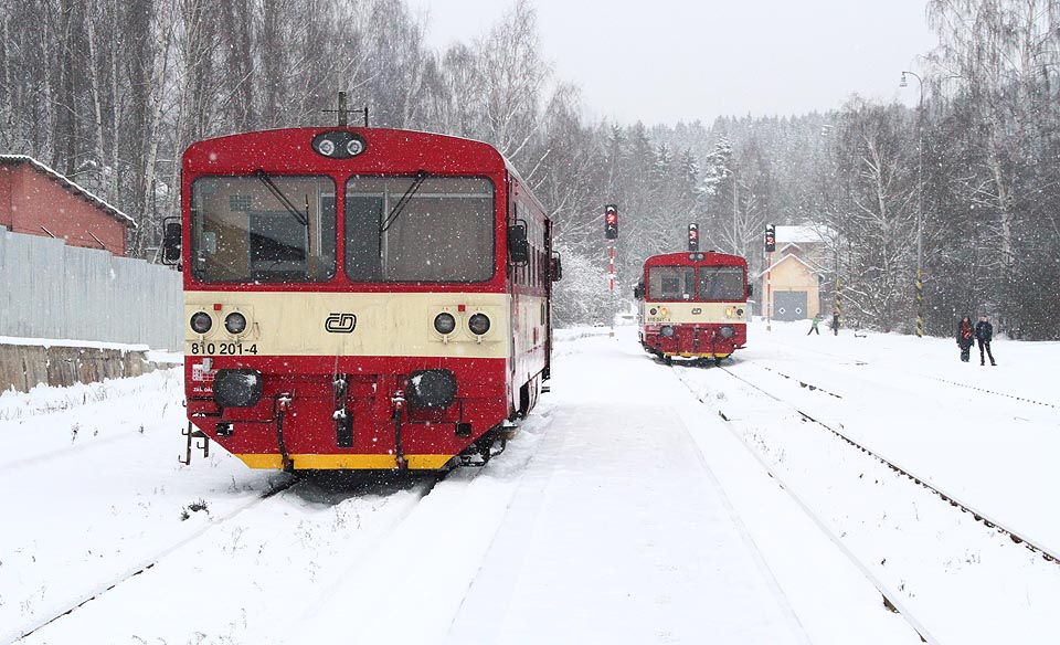 Vzácná chvíle, která se v roce 2015 opakuje pouze dvakrát denně: Na cestující z osobního vlaku č. 17135 z Nových Hamrů (vůz 810 041 vpravo) čeká přípojný vlak č. 27112 do Lokte předměstí (vůz 810 201 vlevo).