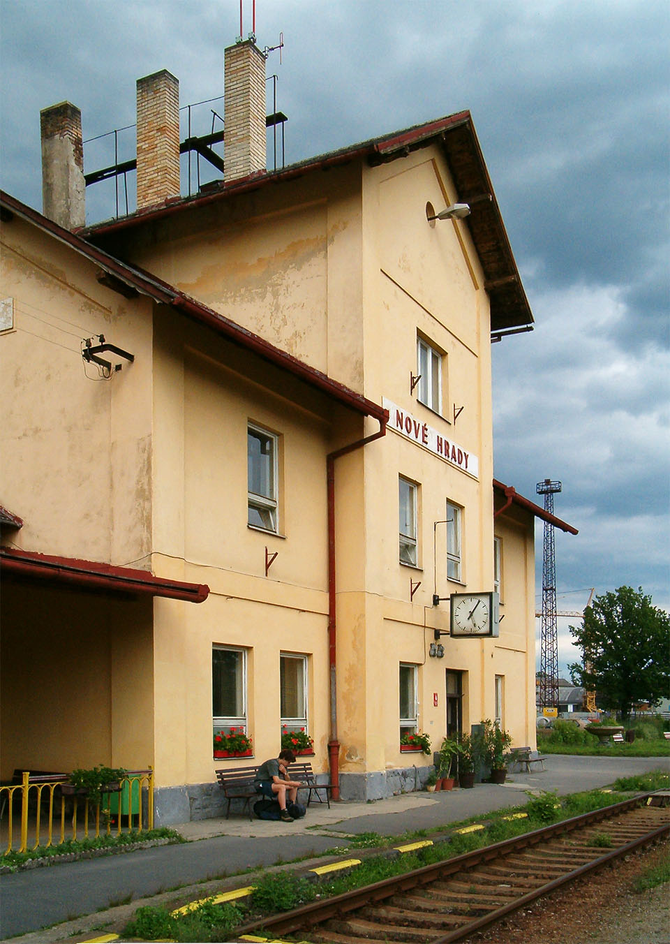 Stanice Nové Hrady na konci června roku 2004. Stanice Nové Hrady na konci června roku 2004.