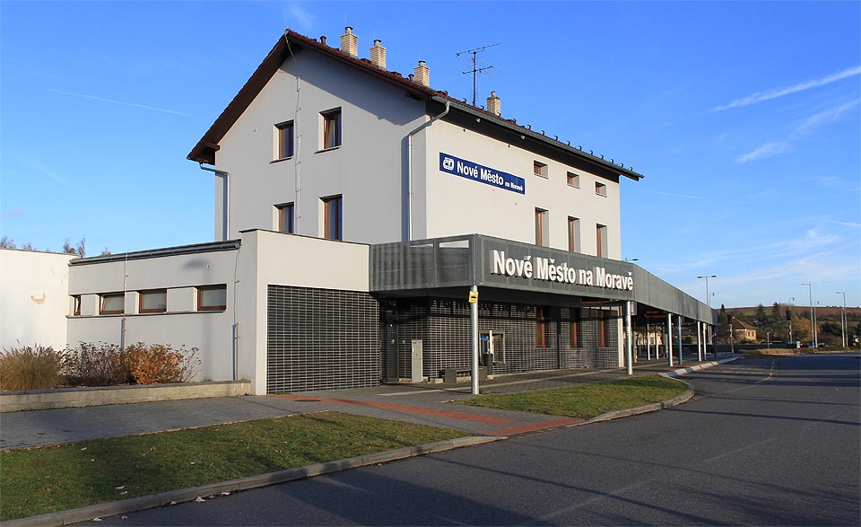 Výpravní budova železniční stanice Nové Město na Moravě prošla v roce 2011 rozsáhlou rekonstrukcí, v rámci níž byla postavena nová čekárna s panoramatickým oknem a stání navazující autobusové dopravy před budovou. Zajímavostí je, že budova je totožná s o 18 let starší výpravní budovou v haličské stanici Ягільниця na Ukrajině.