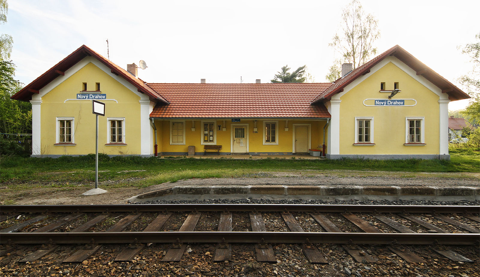 Kdysi vzorová stanice přišla o všechny koleje kromě jediné, procházející před asymetricky umístěným nástupištěm.