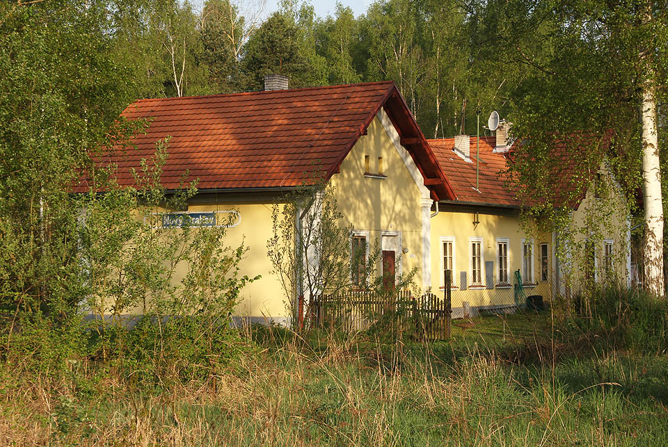 Pohled na staniční budovu zezadu od úzkokolejky Kateřiny.