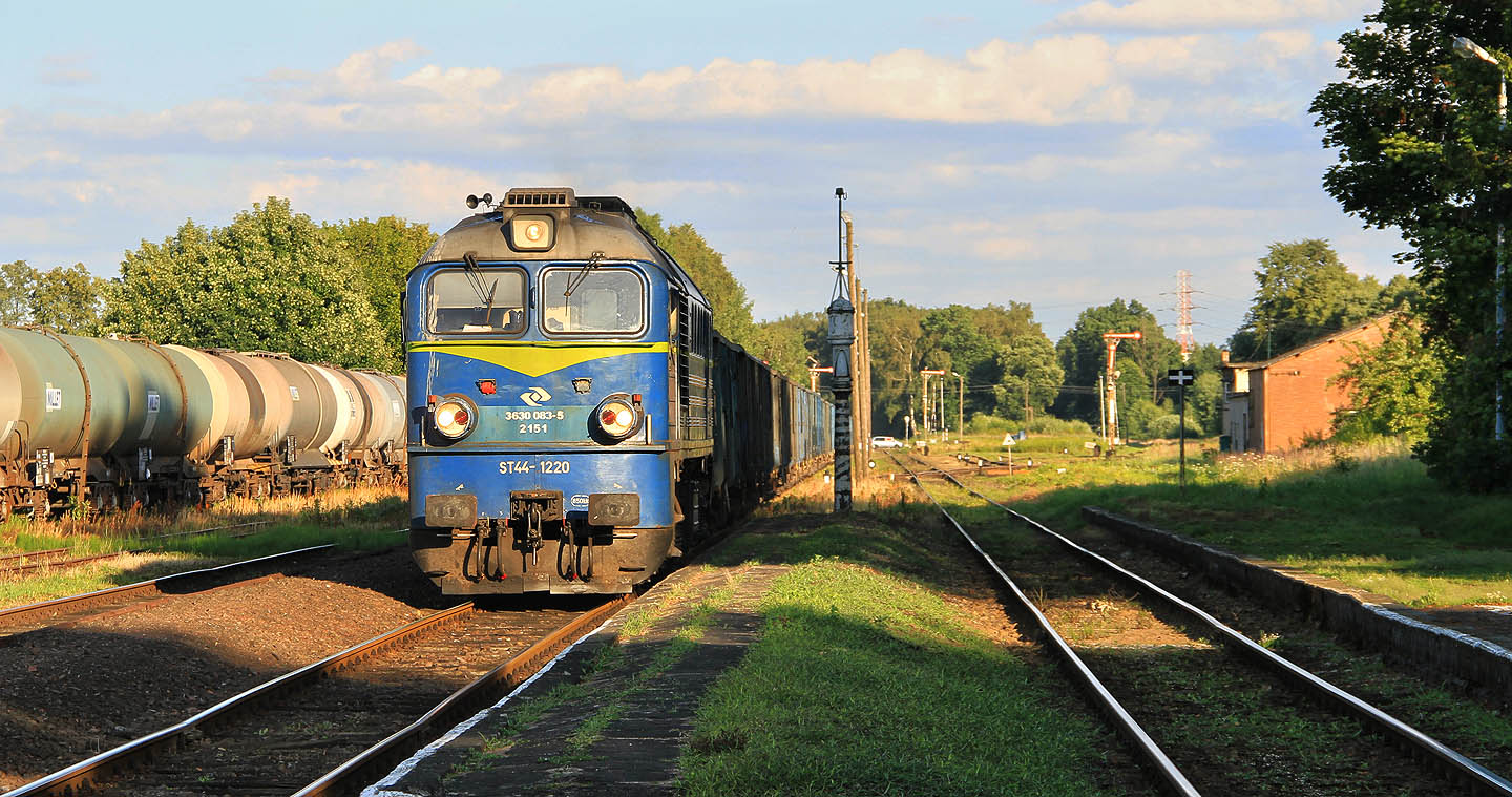 Sovětská lokomotiva ST44-1220 projíždí s těžkým nákladním vlakem stanicí Nowy Świętów na své cestě z Prudnika do Nysy. Jako by vezla z Luhansku na západ ukázku někdejší pýchy ukrajinského strojírenství.