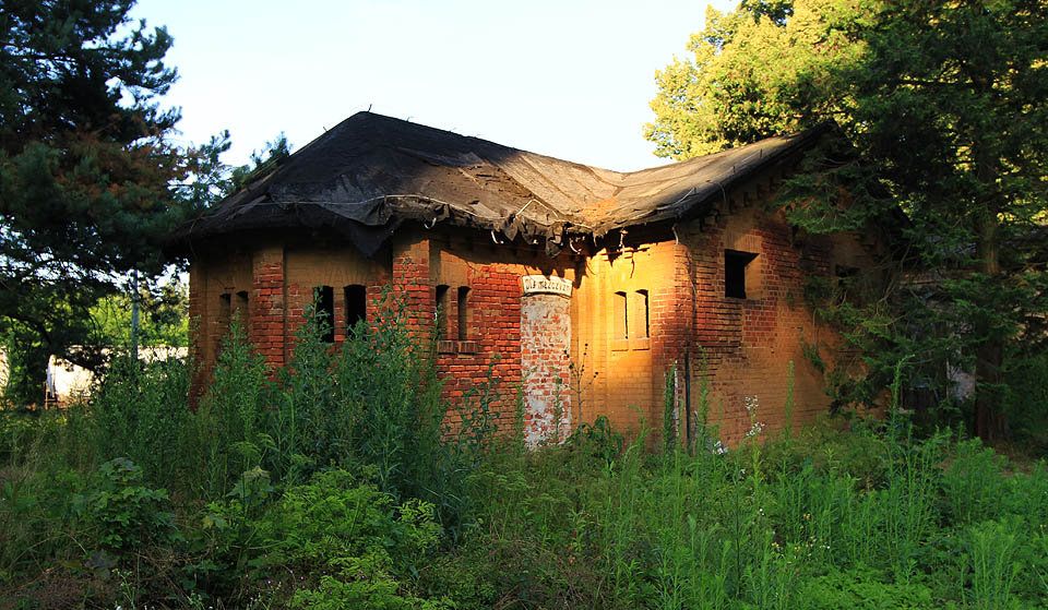 Také staniční záchody nesou jasné známky pruského romantického stavebního slohu. Dvě války, čtyřicet let polského socializmu a třicet let polského kapitalizmu se na nich nehezky podepsaly.