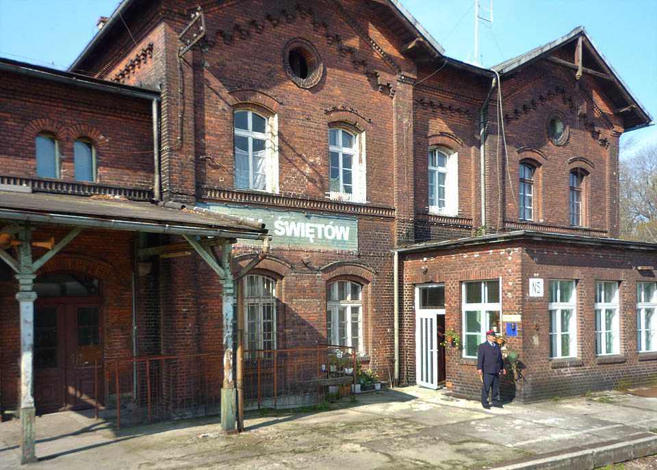 Pohled z projíždějícího spěšného vlaku Nysa - Jeseník na stanici Nowy Świętów v roce 2010.