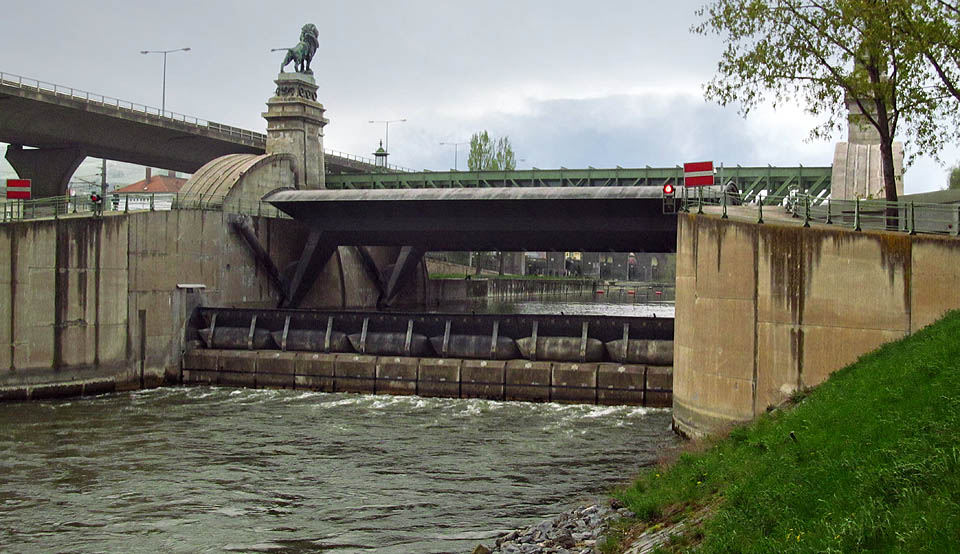 V případě potřeby se vrata pod secesním Schemerlovým mostem (pojmenován po Josefu Schemerlovi, rytíři z Leytenbach, dvorním radovi, který vytvořil již v roce 1810 plány na regulaci Dunaje, zemřel však před její realizací v roce 1844) uzavřou a umožní rozdíl hladin mezi Dunají a dunajským kanálem až 3,5 m.