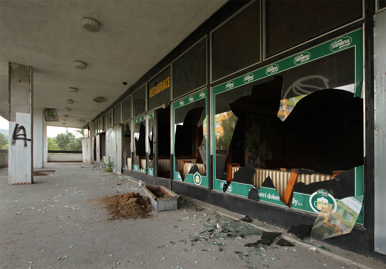 Z výkladních skříní přímo sálá tma. Současně vzbuzuje zvědavost i hrůzu; dovnitř nelze nevkročit.