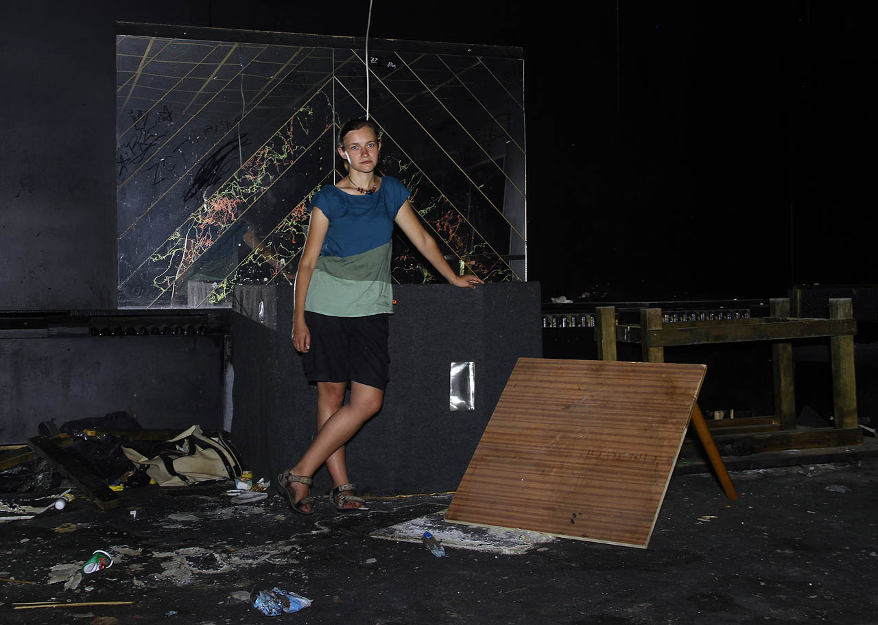 Ve striptýzovém baru kdysi tančily modelky na sametovém stolečku před zrcadlem. Dnes už jenom postávají dole na koberci.