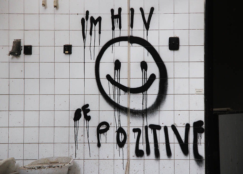 Příliš pozitivních emocí tu na člověka nečeká. Zvlášť ne od podzimu roku 2018, kdy horní patro zabydleli bezdomovci a ze schodiště si udělali objemnou latrínu.