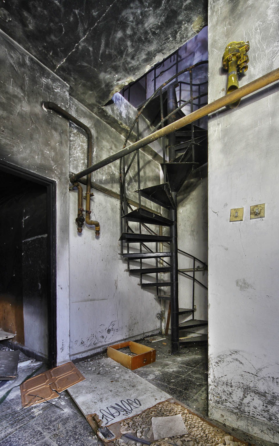 Nejzajímavějším střípkem v útrobách Letné je točité schodiště spojující třetí poschodí s druhým, jinak dobře uzamčeným, poschodím. Na stěnách jsou tu patrné pozůstatky požáru, který v obchodním domě kdysi propukl, ale byl záhy uhašen.