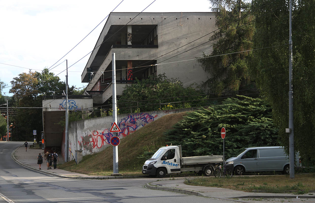 Od poloviny 90. let budova chátrá a lidé ze sídliště musí na nákupy o několik set metrů dál. Tady se transformace plánovaného hospodářství jaksi nevydařila.