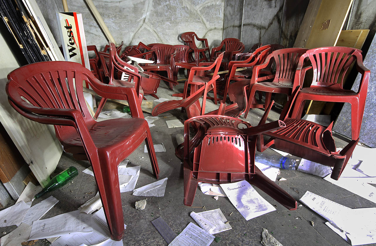 Ve skladišti odpočívá v nejrůznějších polohách sada piknikových židlí. Což o to, piknik by tu byl hezký, jen je tu (bez baterky) trošku tma.