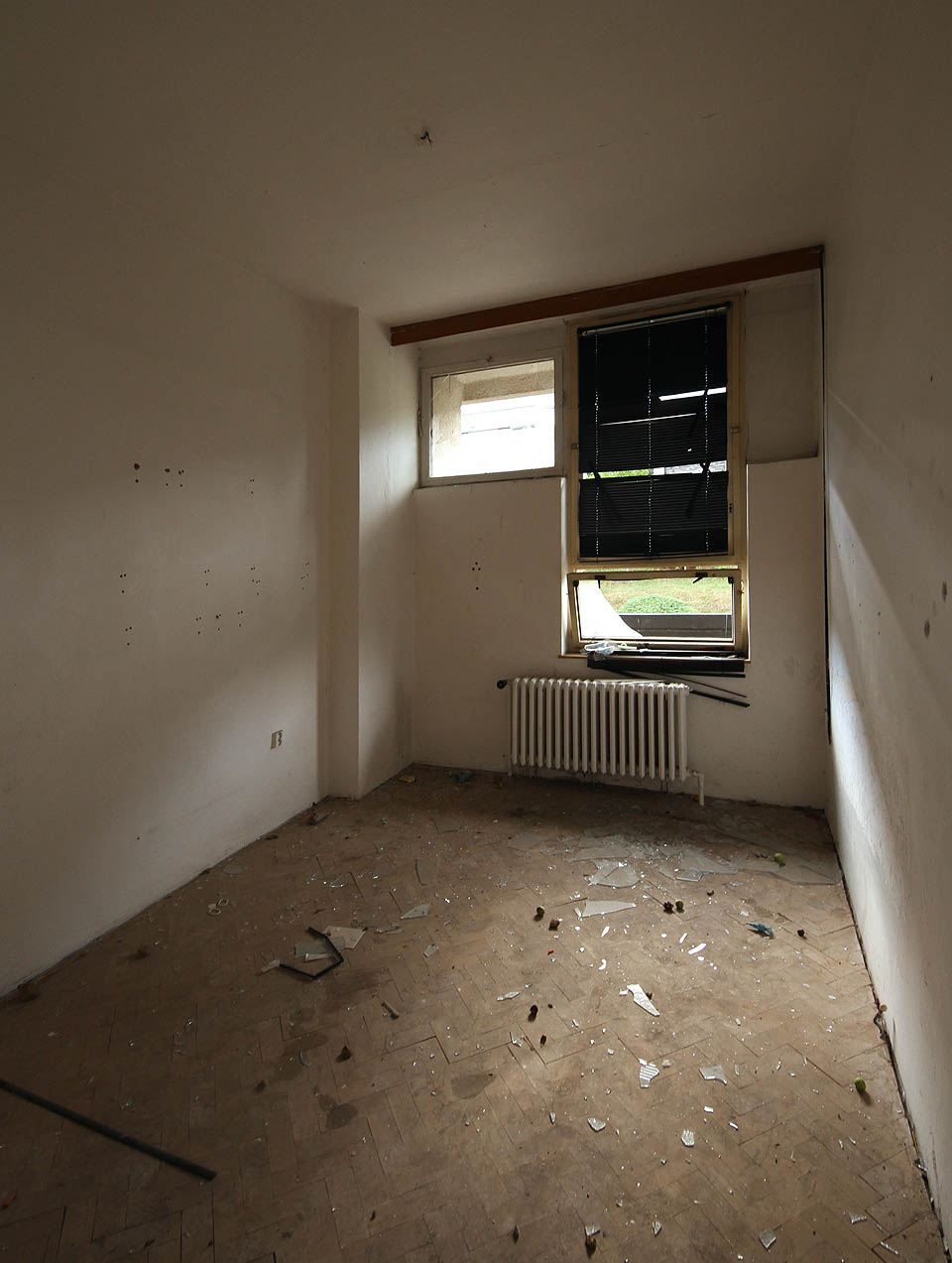 Většina místností v zázemí obchodního domu byla vyklizena a dnes zeje mírně potřísněnou prázdnotou.