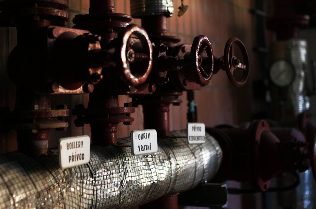 Nejspletitější zákoutí ovšem čekají v prvním poschodí, které je částečně již zapuštěno v zemi jako suterén.