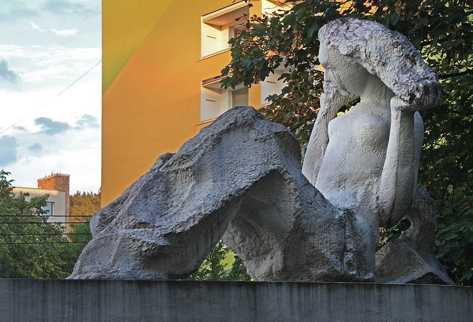 Otázku, jak ztvárnit z betonu v brutalistním stylu něžná dívčí ňadra, zvládl sochař Jiří Marek s grácií. Dívka zvaná Vysočina si polosvlečená pohrává se svým betonovým účesem i dvacet let po uzavření obchodního domu.
