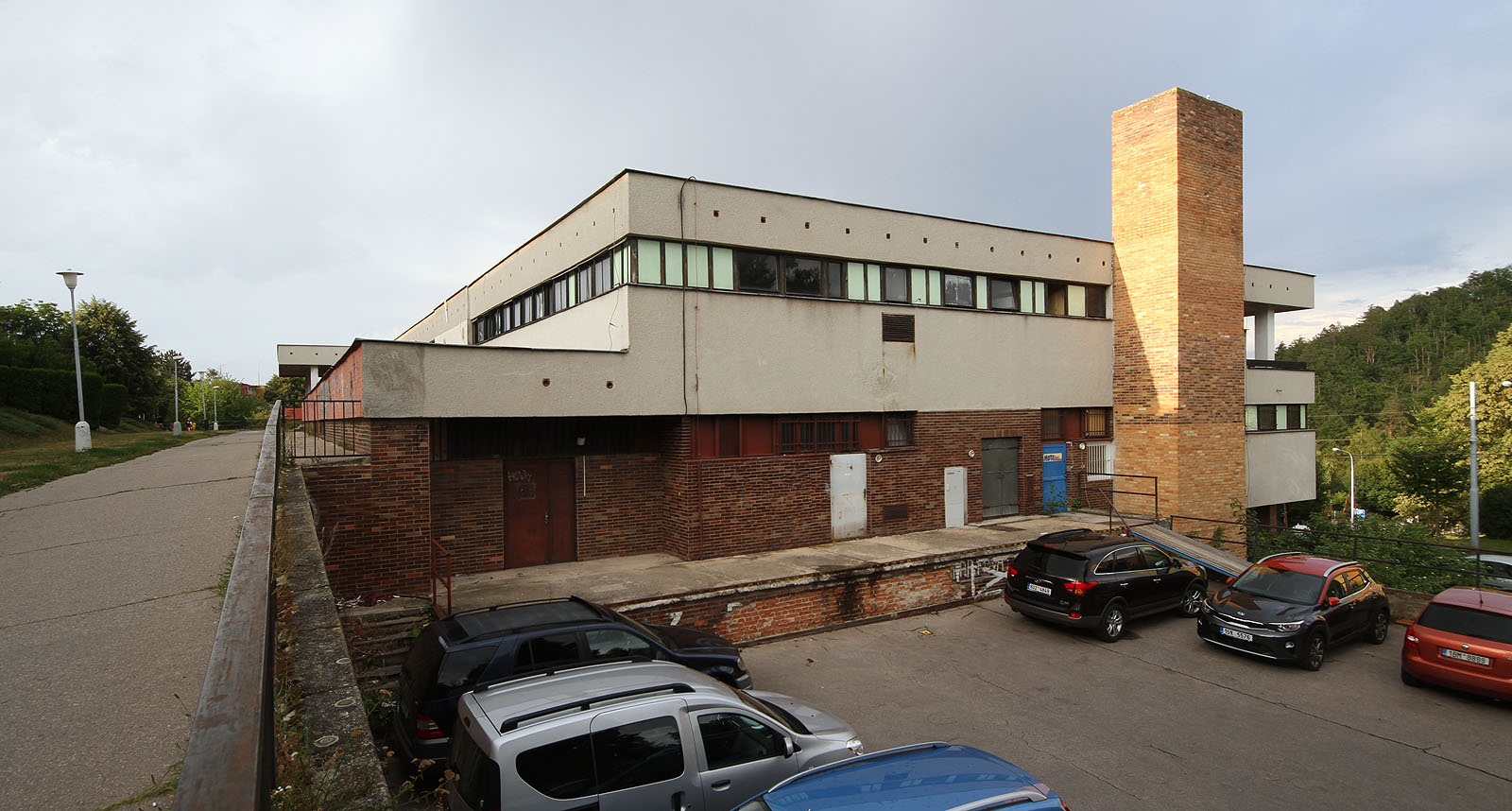 Pohled na nákupní centrum Letná od jihu. Z této strany moc krásy budova nepobrala, stylově je nicméně čistá.