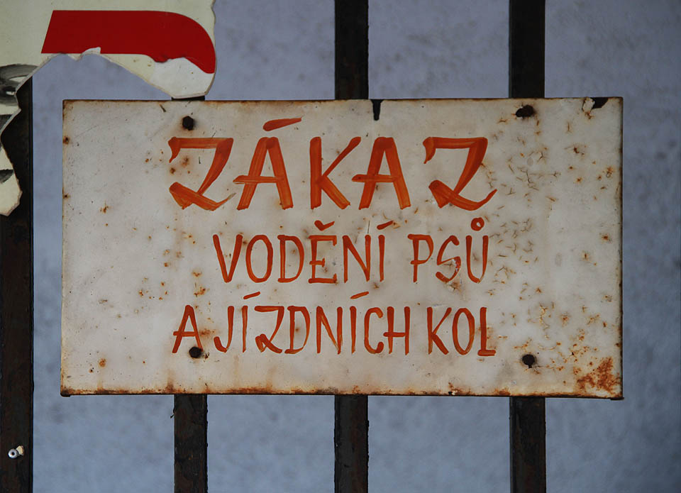 Naštěstí nepatříme mezi psy ani mezi jízdní kola, a proto můžeme nahlédnout i za vstupní mříže objektu.