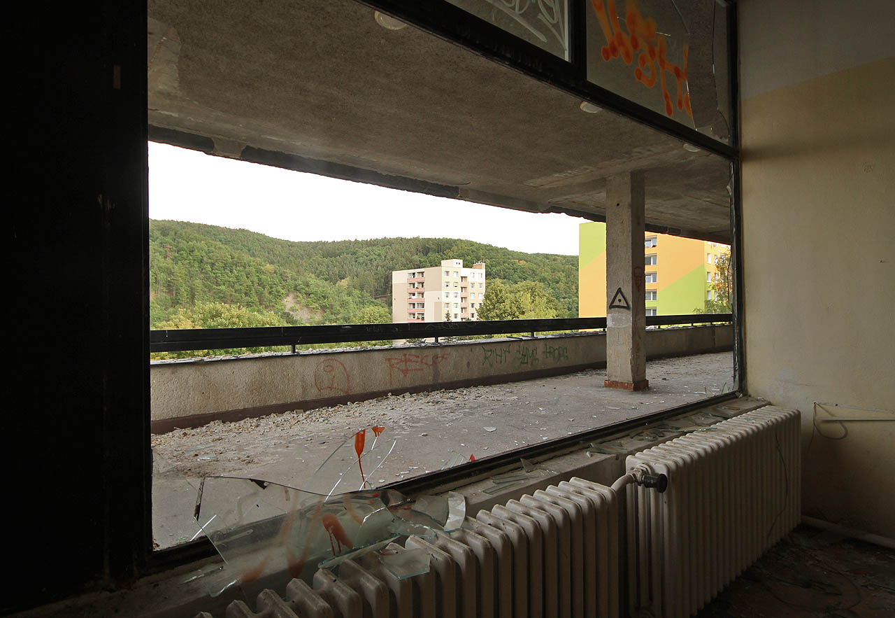 Na poměry z konce 70. let 20. století byly prodejny v Letné vybaveny přepychovými výlohami a povznášejícím výhledem.