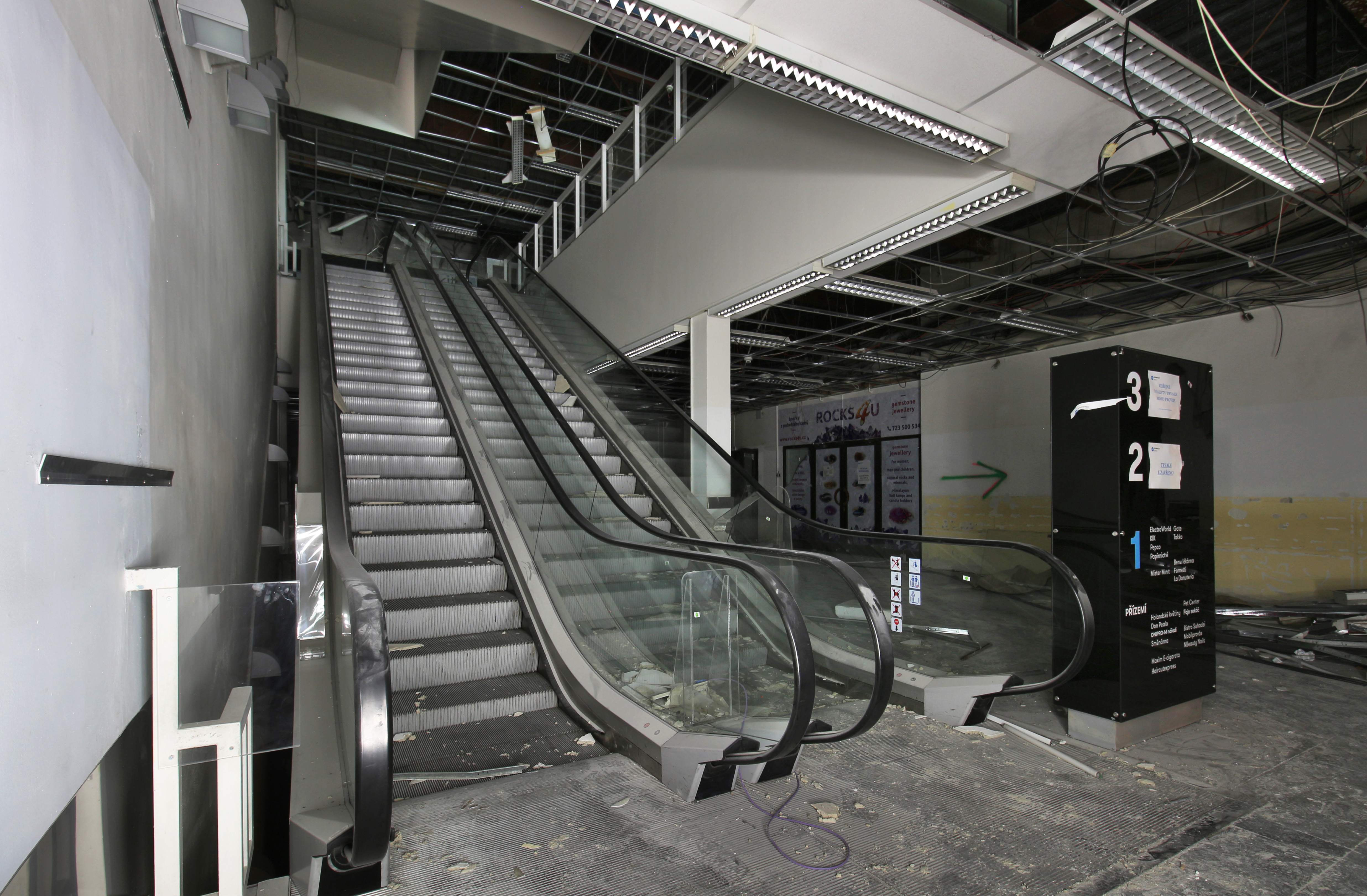 Hlavní vstup do obchodního domu nebyl v přízemí, nýbrž z terasy v prvním patře. Na návštěvníky čekal eskalátor vybízející k jízdě vzhůru nebo průchozí chodba k nákupnímu prostoru. Druhé a třetí patro tradičně složily konfekci, první patro elektronice a spotřebnímu zboží a přízemí proslulo rozlehlým supermarketem.