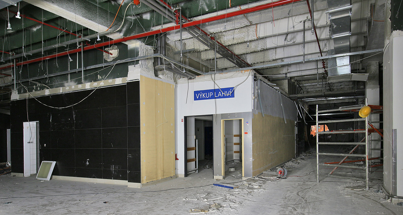 V přízemí obchodního domu se nacházel supermarket. V kontextu později budovaných zařízení podobného typu byl výjimečný neobvykle nízkou polohou stropu, což kontrastovalo s jeho značnou nákupní plochou. Ačkoliv se termín supermarket za socializmu nepoužíval, šlo bezesporu o zařízení tohoto typu, navíc zřejmě první v Brně.