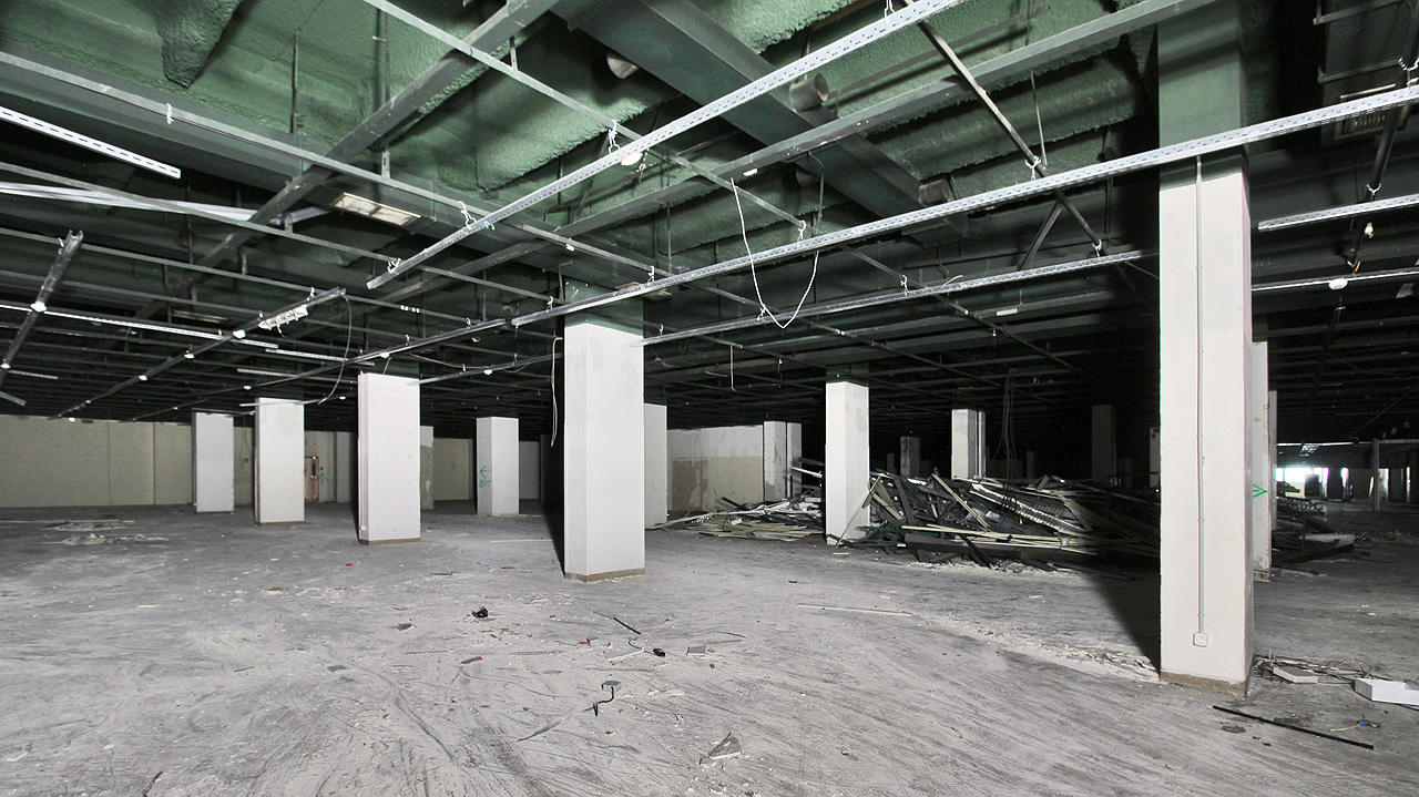 Prostory se zdály být nekonečné. Zejména za tmy, kdy do nákupní části nepronikalo prakticky žádné světlo a celá byla odkázána jen a pouze na umělé osvětlení.