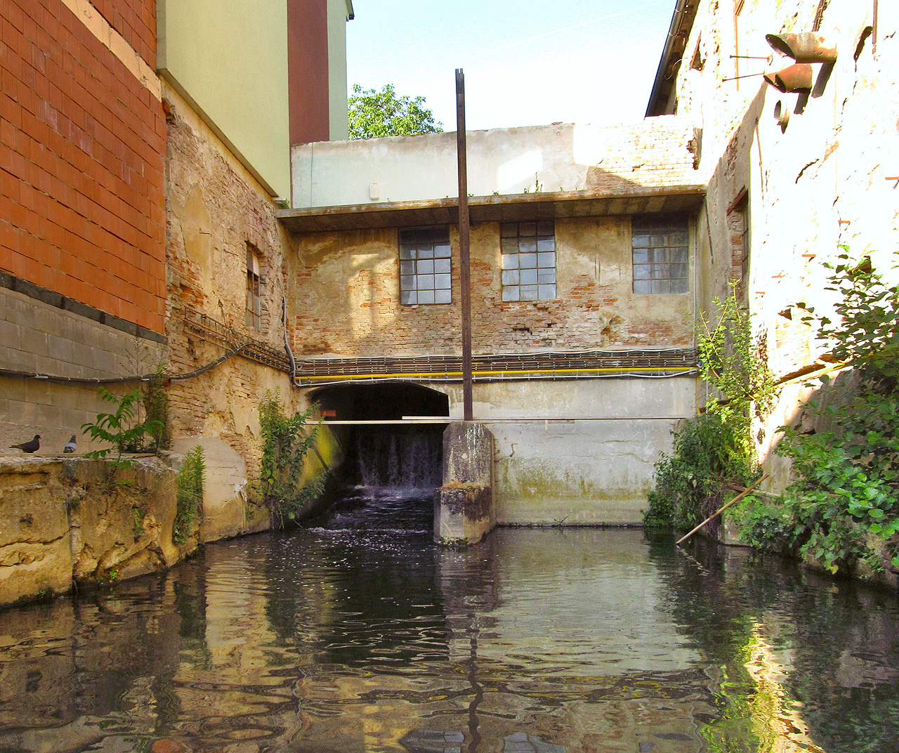 Pohled zespodu na malou vodní elektrárnu v areálu Esslerovy přádelny. Zde stával odpradávna Obřanský mlýn.