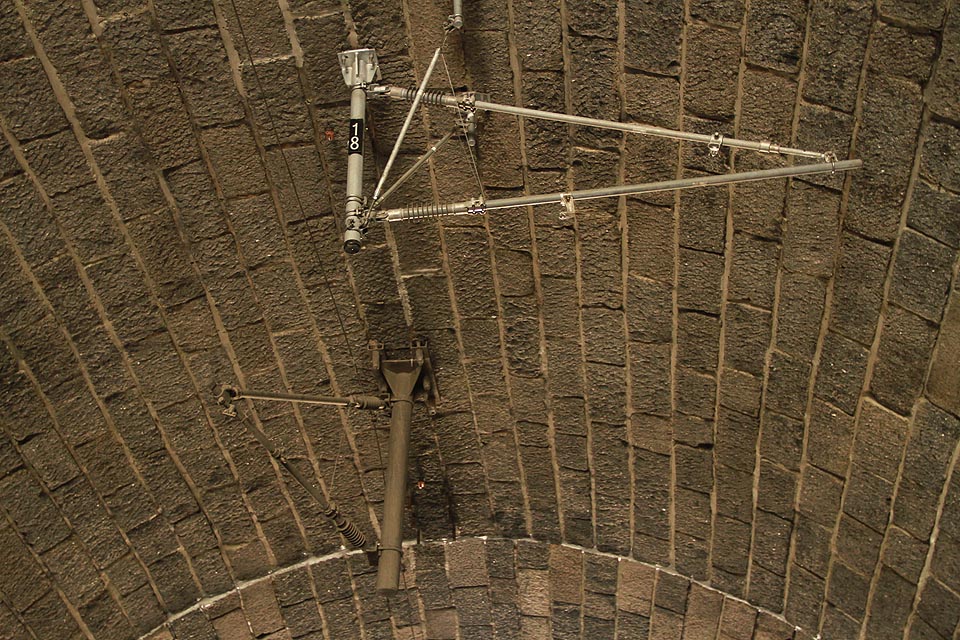 Na stropě tunelu upevněné věšáky trakčního vedení.