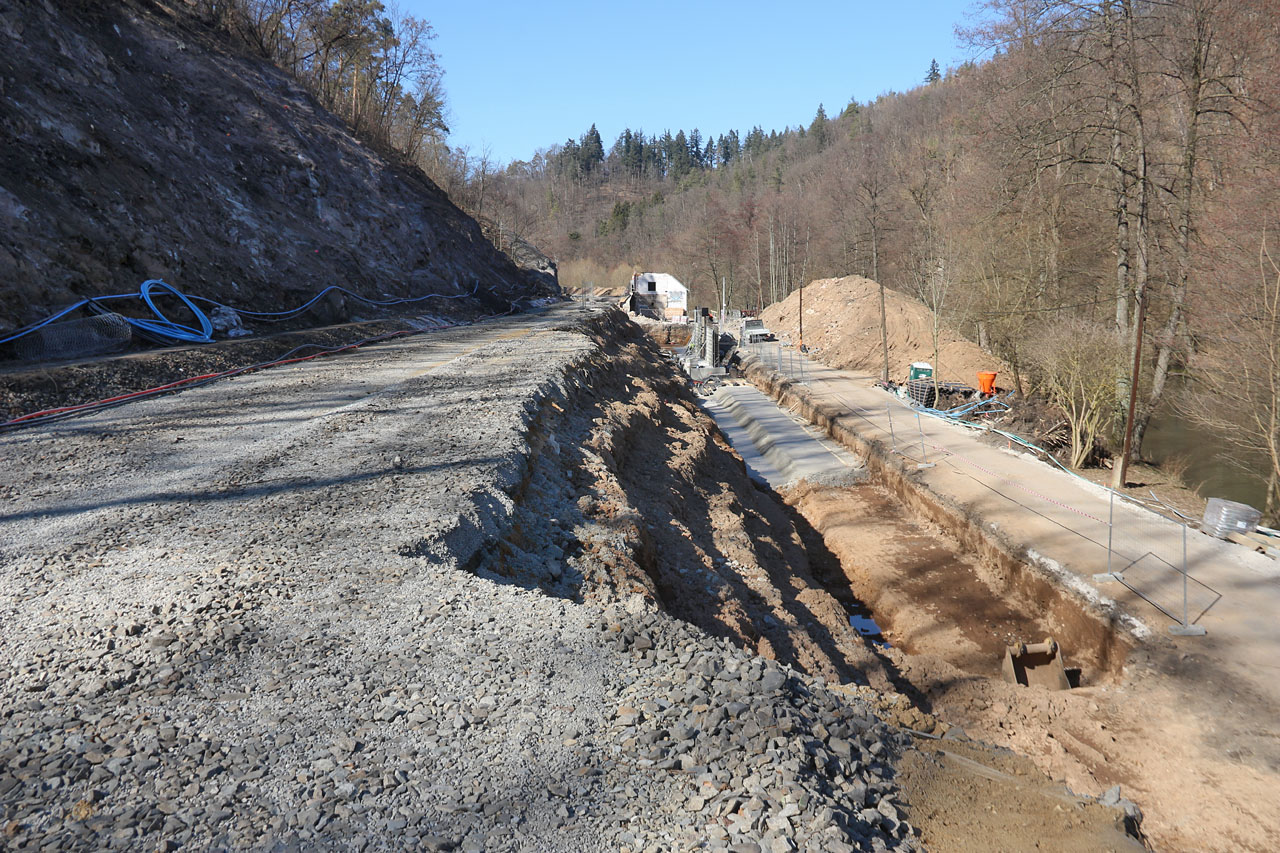 Poblíž budoucího severního zhlaví odbočky v km 166,2 probíhaly v březnu 2022 mohutné zemní práce a zpevňování náspu dráhy.