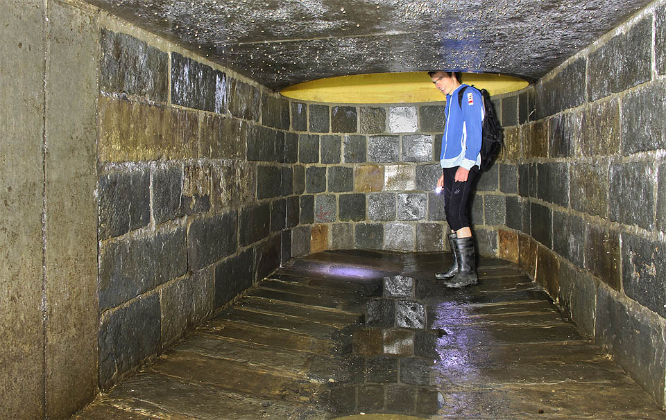 Na samém konci chodby se pod spadištěm nachází čedičem vyzděná vana, do které v případě potřeby přetéká voda ze stoky umístěné v kolmém směru vysoko nad námi.