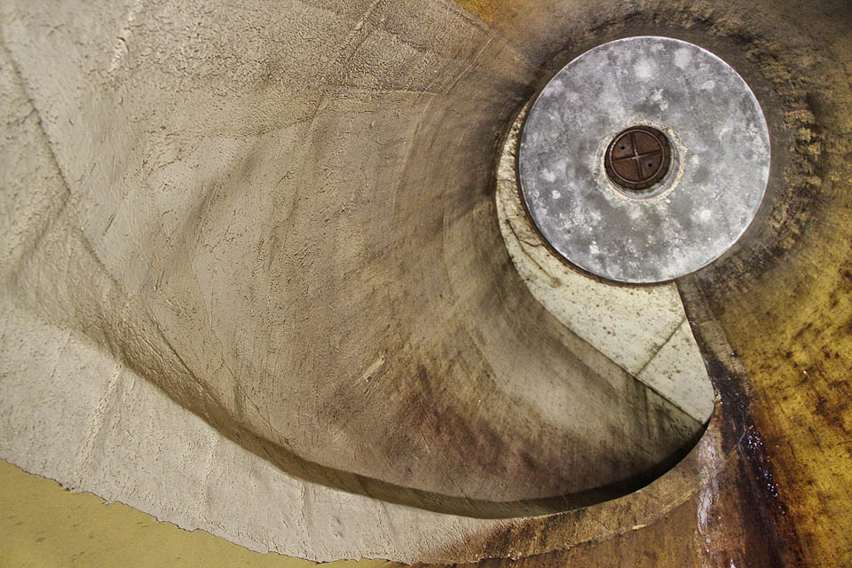 Do stoky B06 se tudy bez pomoci dostat nedá. Samotná odlehčovací komora se skládá z obří nálevky ve tvaru víru o výšce šesti metrů, do které voda stéká rotujíc okolo stěn. Při pohledu vzhůru člověka napadne, že jsou na světě dokonce kanály, do kterých by spadnout nechtěl.